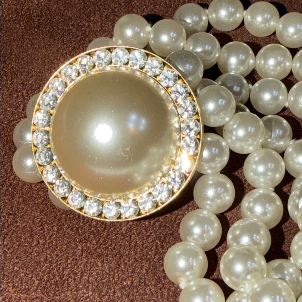 Luxurious 3 strand pearl necklace 🐈‍⬛ 16” long